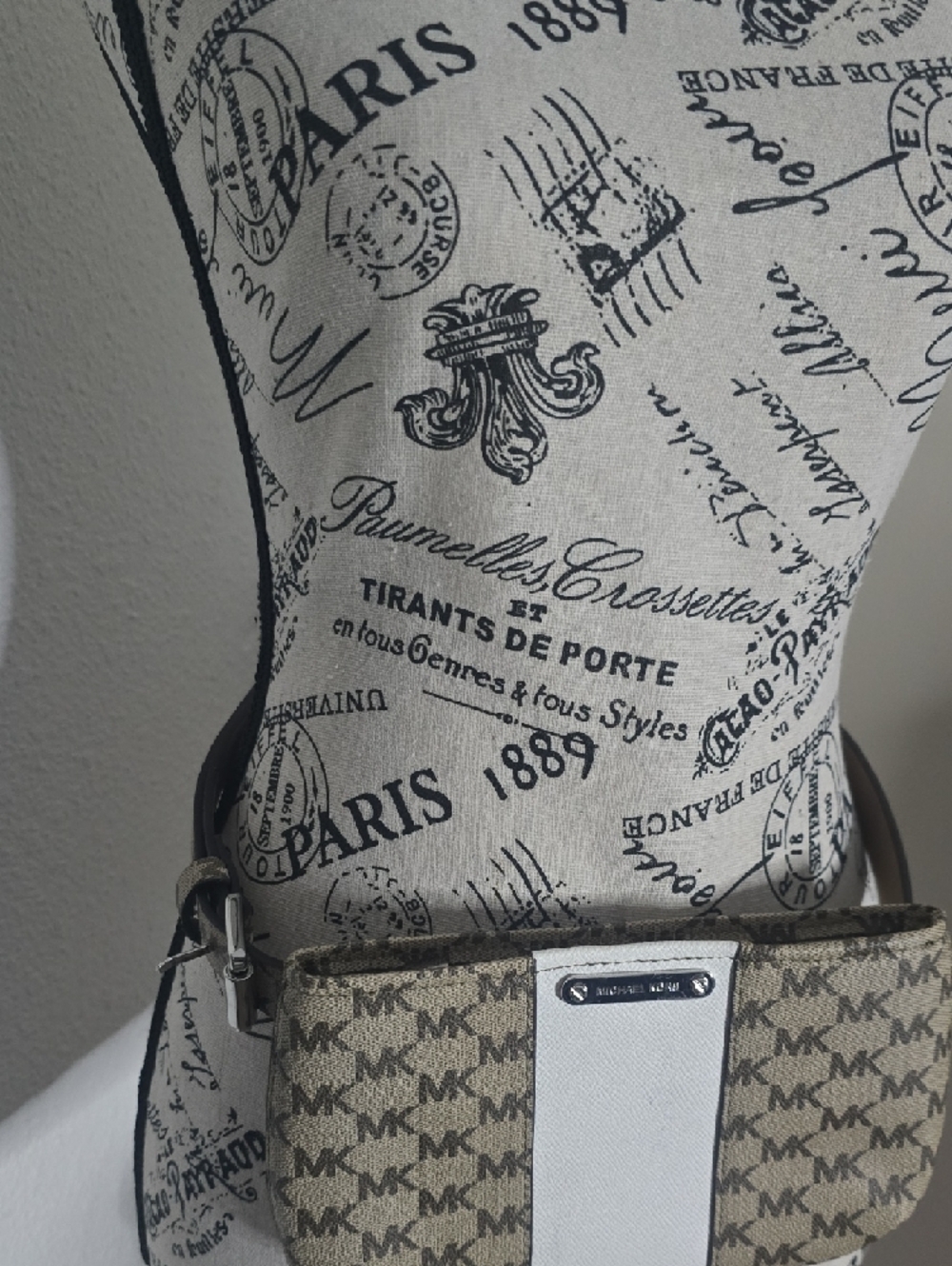 Michael Kors Beige & White MK Logo W/ Silver Hardware Belt Bag (EUC)(S/M)🤍 - Picture 5 of 10